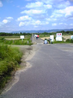 流れ橋（近景）