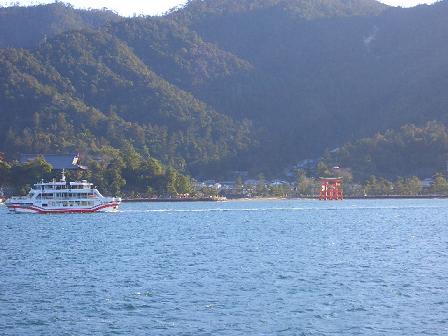 フェリーと鳥居。