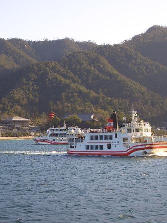 行き交うフェリー。