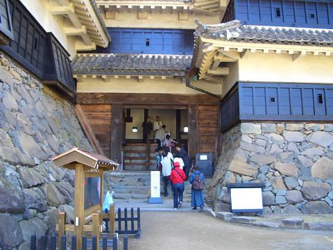 松本城入り口。