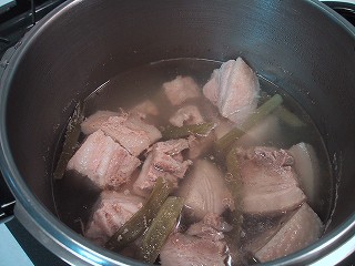 豚バラ肉と大根の煮物　下ゆで
