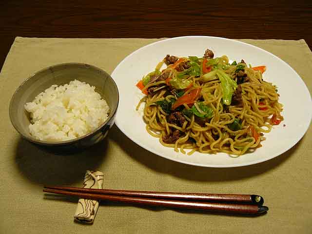 P1400757(640x480)昼食・焼き蕎麦とご飯.jpg