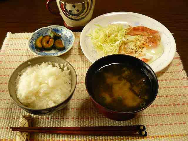 P1370375（640ｘ480）朝食・ご飯とめだまやきと若布の味噌汁.jpg