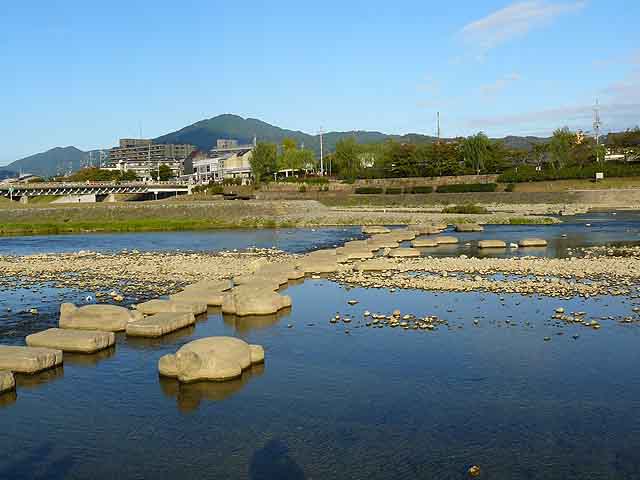 P1400716(640x480)今日の鴨川・出町の飛び石と比叡山.jpg