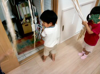 遊ぶ子ら。