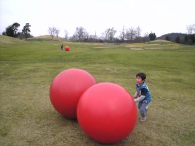 まんのう公園でボール遊び次男｛面白かった｝2008/3/27午後３時半