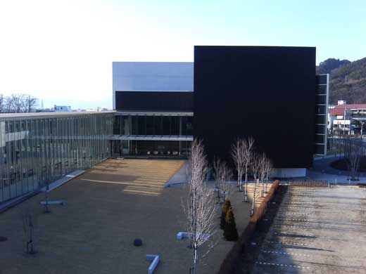茅野市民館中庭