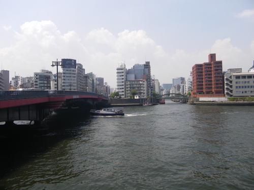 両国橋から、神田川の注ぎを見る。橋は柳橋