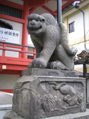 神楽坂　毘沙門天の虎の像