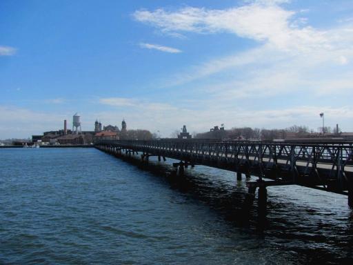 エリス島に渡る橋