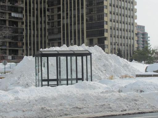 バス停より高く積み上げられた雪