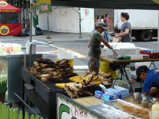 ストリートフェアの焼きトウモロコシ屋台