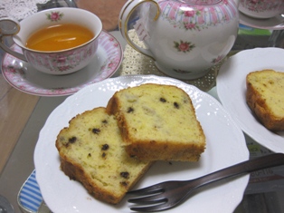 チョコバナナケーキとピーチティー