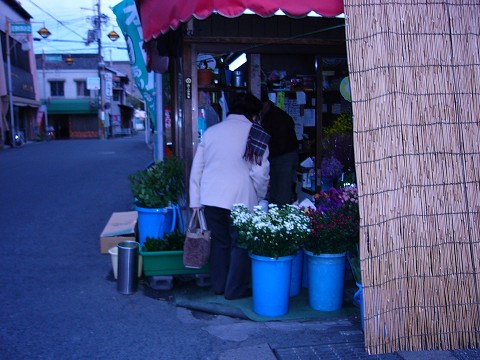 夕暮れの花屋