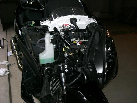 右側カウルはずし中