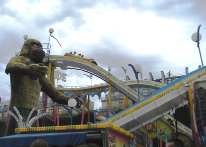 テュイルリー公園の遊園地ジェットコースター