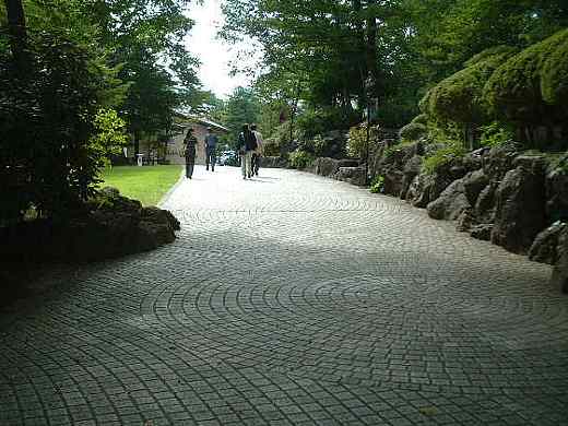 宮沢賢治記念館のゲートから本館へのアプローチ