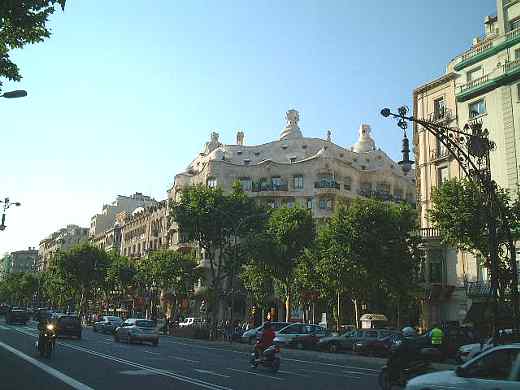 カサ・ミラとガウディの街灯