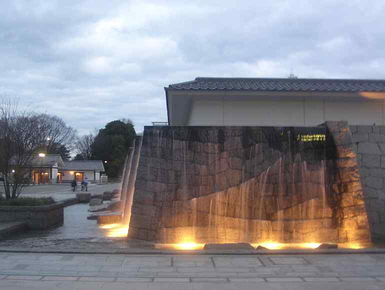 たそがれの名古屋城かいわい３石垣の噴水