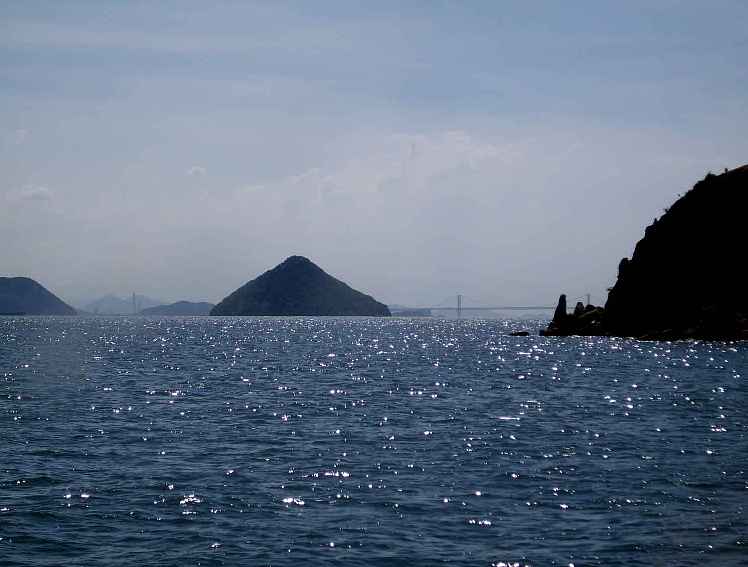 直島沖合いの海から見た本四連絡橋