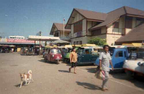 十数年前のピサヌローク駅前風景
