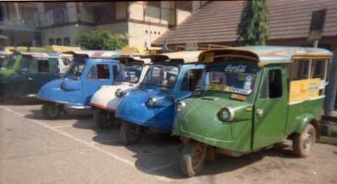 ピサヌローク駅前の色とりどりの三輪タクシー