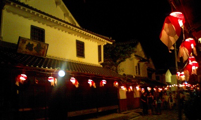 白壁に映える幻想的な灯り