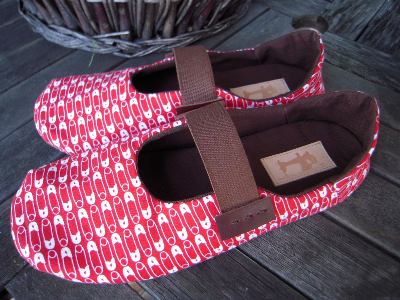 新デザインルームシューズ：安全ピン柄