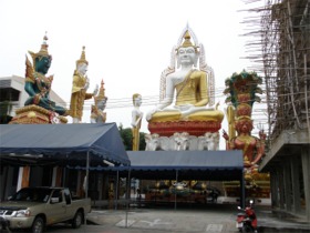 ワット・クンチャンの巨大仏像