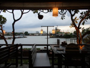 チャオプラヤー川沿いです