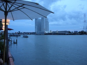 チャオプラヤー川を眺めながら…