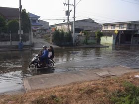 国鉄マハーチャイ線沿いの洪水