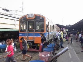 マハーチャイ駅に到着した列車