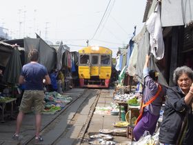 メークローン線路市場を抜ける列車