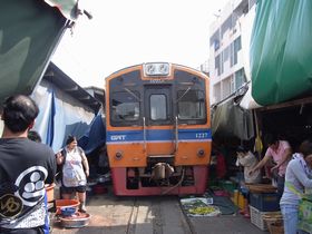 メークローン線路市場を通り過ぎた列車