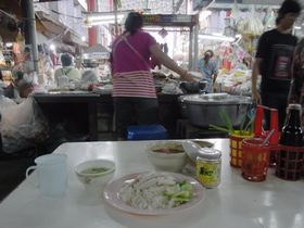 バーンブアトーン市場のカオマンガイ屋で朝食