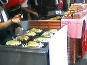 広島風お好み焼き焼いてる所