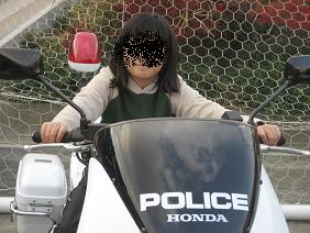白バイに乗る１.JPG