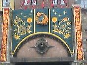 ハーバーへ抜けるゲート上のディスプレイ