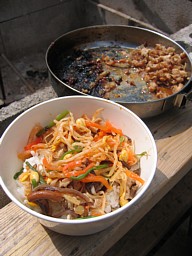 簡単アウトドア昼ごはん：ビビンバ