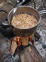 焚火で、ゆで落花生