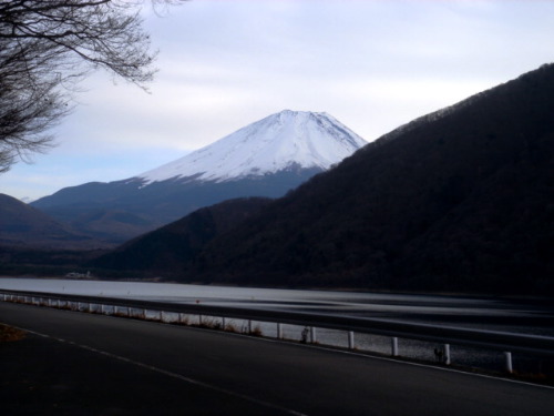本栖湖と富士
