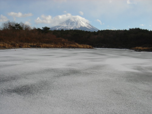 凍った精進湖と富士