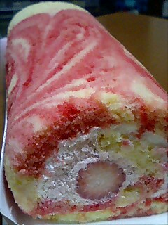 苺のロールケーキ