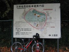 万博場周自転車道案内図の看板と愛車「ジャイ子」