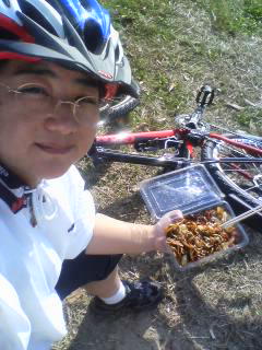 たこ公園で焼きそば食らう「大股開きのままん」