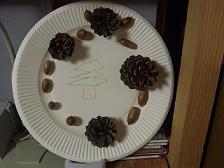 学校で工作　どんぐりリース２