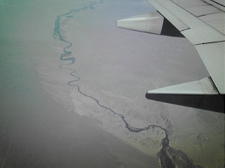 砂漠を流れる川