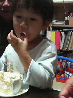 ケーキほおばる.jpg