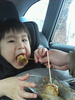 たこ焼きほおばる.jpg